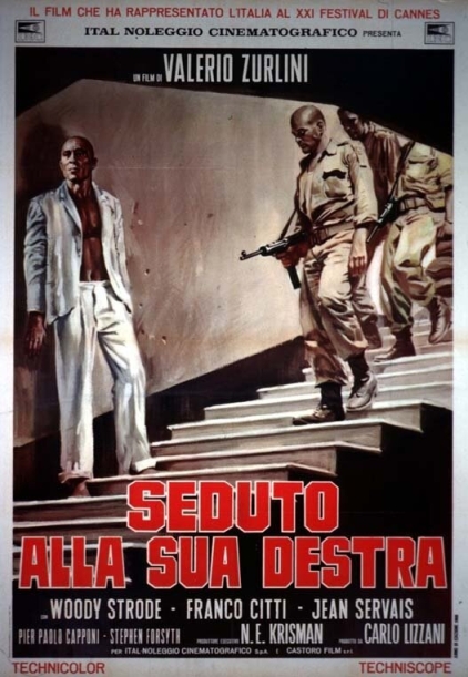 Seduto alla sua destra