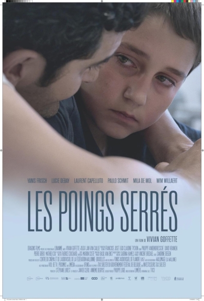 Les poings serrés